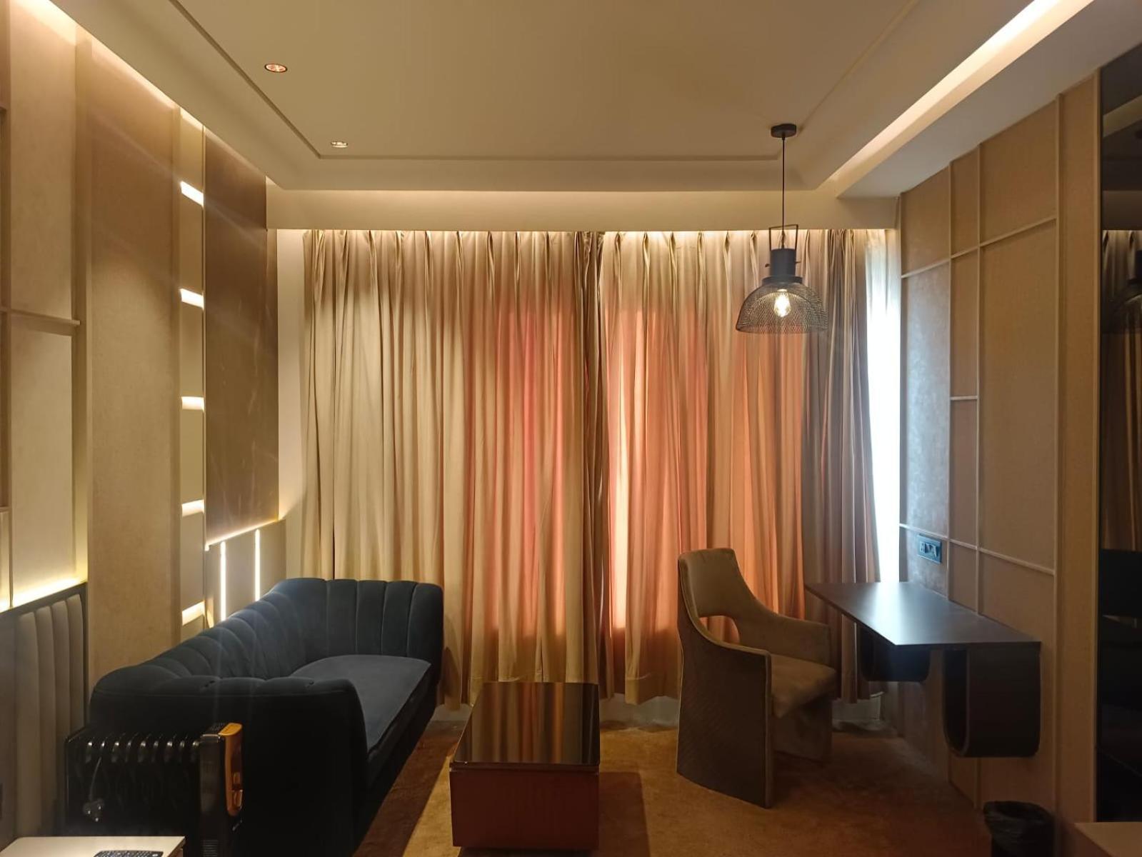 The Galgotias Hotel Gurugram Gurgáon Kültér fotó
