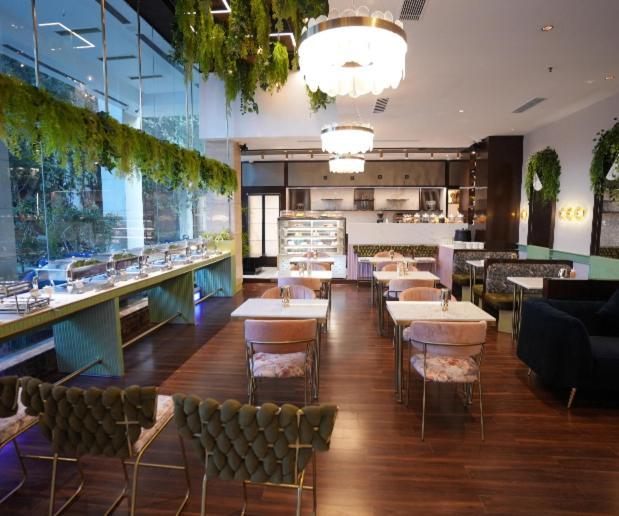 The Galgotias Hotel Gurugram Gurgáon Kültér fotó